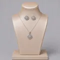 Elegante zilveren zirkoon sieradenset met klaverhanger en oorknopjes op display. - Luxe Bloemen- En Zirkoniaset Ns-j6595s