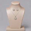 Elegante zilverkleurige zirkonia sieradenset met ketting en oorbellen op een display buste - Luxe Bloemen- En Zirkoniaset Ns-j6592s