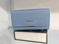 Elegante cartera larga azul claro para mujer con detalle de barra de metal dorado - Azul claro