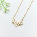 Elegante collana d'oro con un delicato ciondolo floreale impreziosito da zirconi - Stile Pendente Floreale Elegante (XL2161-10)