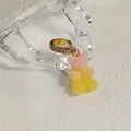 Pendentif ourson en résine dégradé rose et jaune avec fermoir doré serti de strass - Ours Dégradé Rose et Jaune Bonbon