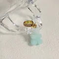 Joli pendentif ourson en résine bleu clair avec bélière dorée en strass pour collier - Ours Dégradé Blanc et Bleu Bonbon