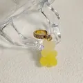 Pendentif ourson en résine dégradé jaune et blanc avec bélière dorée étincelante - Ours Dégradé Blanc et Jaune Bonbon