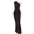 Elegante chocoladebruine maxi-jurk van satijn met één schouder en een slanke pasvorm - S / koffiekleur