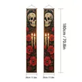 Dekorative vertikale Türbanner zum Tag der Toten mit Totenkopf und roten Blumenmustern - Spruchpaar 21 / 100D