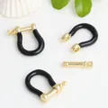 Détail de fermoirs de bijoux en U dorés avec finition en émail noir brillant - Noir