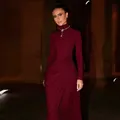 Élégante robe bordeaux à col haut et manches longues avec détails drapés pour femme. - Bordeaux