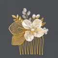 Peigne à cheveux doré fait main avec fleurs en acrylique et perles pour coiffures de mariée - Style Peigne à Cheveux (HS-J3110)