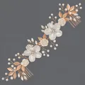 Vite per capelli da sposa in oro rosa con fiori in acrilico bianco, perle e cristalli - Stile cerchietto (HS-J7370G)