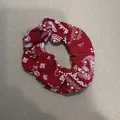 Vintage Haar-Scrunchie im Bohème-Stil in Rot mit weißem Paisley-Muster für Damen - Haargummi Stil / Burgunderrot