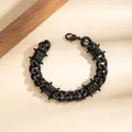 Gros plan détaillé d'un bracelet gourmette noir à barbelés de style esthétique punk - Bracelet (L342-5)