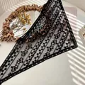 Detailaufnahme eines schwarzen Spitzen-Dreieckstuchs mit feinen floralen Stickerei-Motiven - Schwarze horizontale Blumen (SJJ04-14)