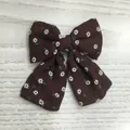 Fiocco per capelli marrone con stampa floreale bianca per bambine stile collegiale - Stile Floreale Bianco e Verde (44) / 1 Pezzo / Marrone scuro
