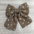 Fermaglio per capelli marrone con fiocco a fiori bianchi per acconciature bimbe - Stile Floreale Marrone Bianco (46) / 1 Pezzo / Marrone