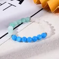 Detailansicht eines Freundschaftsarmbands aus Naturkristall-Achat mit blauen Perlen - Dreifarbig Kristall Achat Stil (Stil 6)