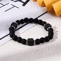 Detailaufnahme von matten schwarzen Perlen und Lavasteinen an einem minimalistischen Armband - Schwarzer Mattachat Lavagestein Stil (Stil 5)