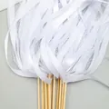 Varitas de cinta de encaje y raso blanco con palos de madera para bodas elegantes - Varita de Encaje (Con Campana Dorada) / Blanco