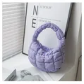 Dettaglio della morbida trama trapuntata viola e del manico di questa borsa nuvola - Viola
