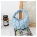 Elegante mini borsa a nuvola trapuntata azzurra esposta su uno sfondo di lifestyle molto pulito - Azzurro