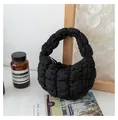 Primo piano di una borsa a nuvola trapuntata nera in un ambiente moderno - Nero