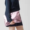 Detailansicht der großen metallic-rosa PU-Leder-Umschlagtasche mit Reißverschluss - Rosa