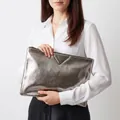 Elegante große Umschlag-Clutch aus glänzendem silbernem PU-Leder für modebewusste Damen - Silbergrau