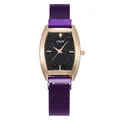 Primo piano dettagliato di un orologio al quarzo da donna quadrato con cinturino viola. - Viola