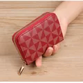 Nahaufnahme eines roten und beigen Kartenetuis mit geometrischem Muster und Goldzipper. - 9 Kartenfächer / Rot
