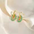 Gros plan de boucles d'oreilles double anneau géométriques plaquées or 16k avec zircons bleus. - Style Turquoise Bleue (EH00028) / Or et Bleu Turquoise