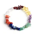 Makroansicht der farbenfrohen, unregelmäßigen natürlichen Kristallsteinperlen des Armbands. - Regenbogen