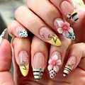 Vista detallada de uñas postizas de almendra con flores en 3D y amuletos de estrellas - Estilo Francés Floral 3D Rosa (M-B304) / 24 Piezas/Juego