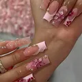 Detail von 3D-Blumen-Drucknägeln mit rosa Blüten, Perlen und goldenen Mikroperlen - Rosa Französischer Perlenbesetzter Stil (M-B307) / 24 Stück/Set