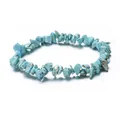 Pulsera elástica hecha a mano de trozos de turquesa natural con cuentas de piedra irregular - Howlita Azul