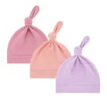 Detailansicht von drei weichen Baumwoll-Babymützen mit Knoten in Rosa, Pfirsich und Lila Tönen. - Dunkelrosa + Garnelenrosa + Helllila (einschichtig Einzelner Büschel) / Einheitsgröße