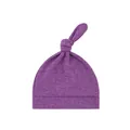 Makrodetail der weichen Strickstruktur und des oberen Knotens der lila Babymütze - Dunkelviolette Blüten (einschichtig Einblättrig) / Einheitsgröße