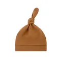 Detaillierte Nahaufnahme einer weichen, braunen Baby-Mütze mit Knoten für Neugeborene - Karamellfarbe (einlagig Einlagig Chiffon) / Einheitsgröße