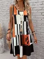 Gros plan d'une robe d'été sans manches élégante avec des imprimés géométriques orange et noir. - S / Hauts / Imprimé Géométrique Orange Noir (Style 4)