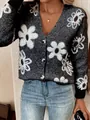 Detailansicht eines lässigen Damen-Strick-Cardigans mit weißen Gänseblümchen-Mustern - M / Oberteile / Schwarz
