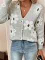 Nahaufnahme eines grünen Strick-Cardigans mit Blumenmuster für Damen und Knöpfen - S / Oberteile / Hellgrau