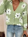 Detail des grünen Damen-Strickcardigans mit weißem Blumenmuster und V-Ausschnitt. - S / Oberteile / Hellgrün