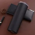 Mat zwarte 20oz skinny roestvrijstalen beker met deksel op lederen achtergrond - 20oz / Zwart