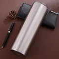 Detailweergave van een slanke 20oz vacuümgeïsoleerde beker van geborsteld roestvrij staal - 20oz / Zilver