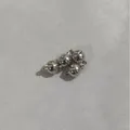 Vista dettagliata di quattro chiusure magnetiche sferiche per gioielli fai da te - Rotondo Liscio / 10mm / Argento