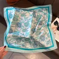 Pañuelo cuadrado de seda de 70 cm con elegante estampado floral azul y borde a rayas - Estilo 2 / 70*70cm