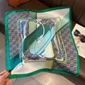 Pañuelo cuadrado de seda verde de 70 cm con elegante estampado de hebillas y pata de gallo. - Estilo 10 / 70*70cm
