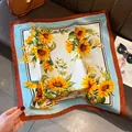 Elegante pañuelo de seda de 70 cm con estampado de girasoles vibrantes y borde azul. - Estilo 3 / 70*70cm