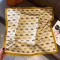 Elegante pañuelo cuadrado de 70cm de seda sintética con estampado de carruaje y borde amarillo - Estilo 12 / 70*70cm