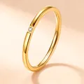 Bague minimaliste en acier titane doré ornée d'une unique petite pierre de zircone étincelante - Taille 5 / Or (1 Strass, 1mm)