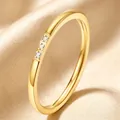 Bague minimaliste en acier titane doré avec trois petites pierres blanches sur soie - Taille 5 / Or (3 Strass, 1mm)