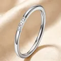 Bague élégante en acier titane argenté avec trois pierres sur satin beige doux - Taille 5 / Couleur Acier (3 Strass, 1mm)